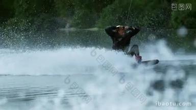Wakeboarder 在慢<strong>动作运动</strong>过程中对波浪进行特技。极限<strong>运动</strong>